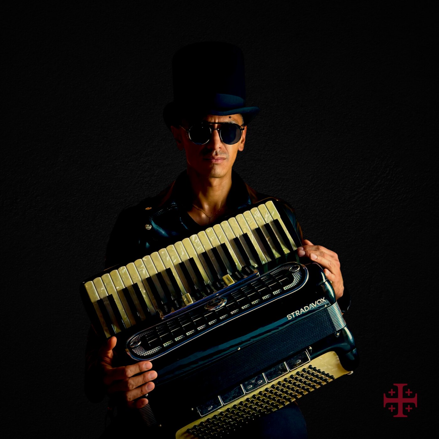 Jay Maya — Solista de acordeón Balkan, piano y violín eléctrico
